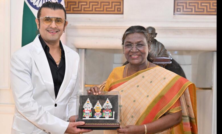 Sonu Nigam performs at Rashtrapati Bhavan despite severe back spasm